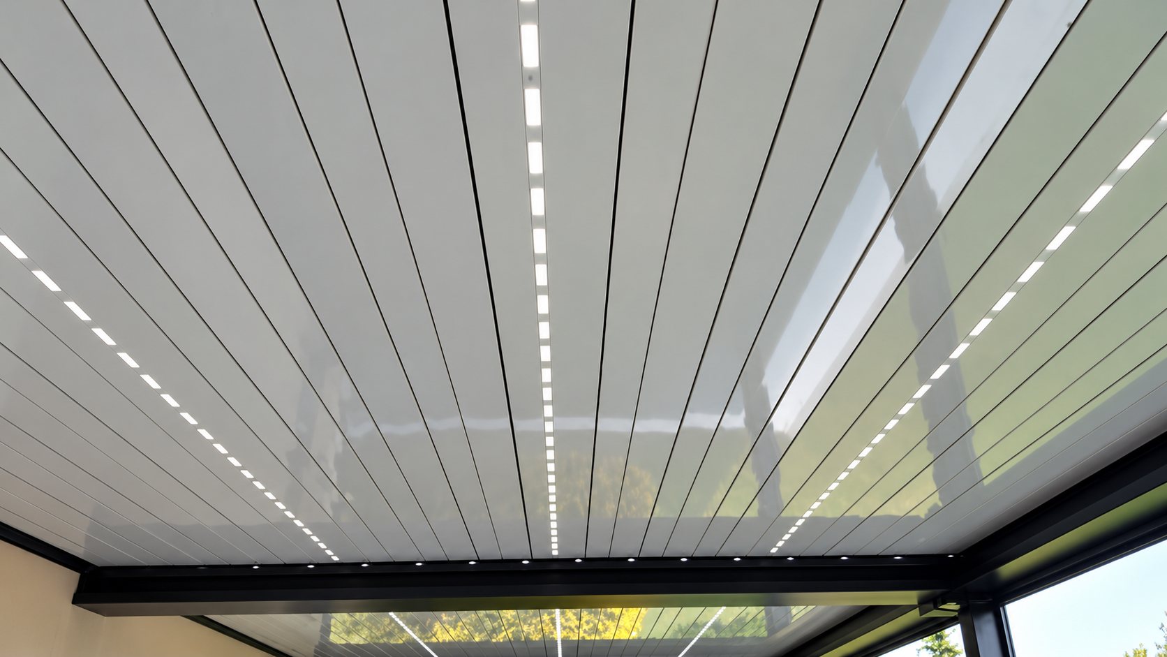 Lames blanches d’une pergola bioclimatique avec éclairage LED intégré vue de dessous