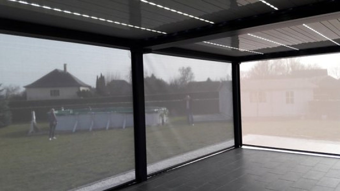 Pergola bioclimatique avec stores verticaux donnant sur un jardin et une piscine